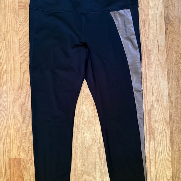 GapFit Activewear Blackout Technology Leggings - Picture 1 of 4